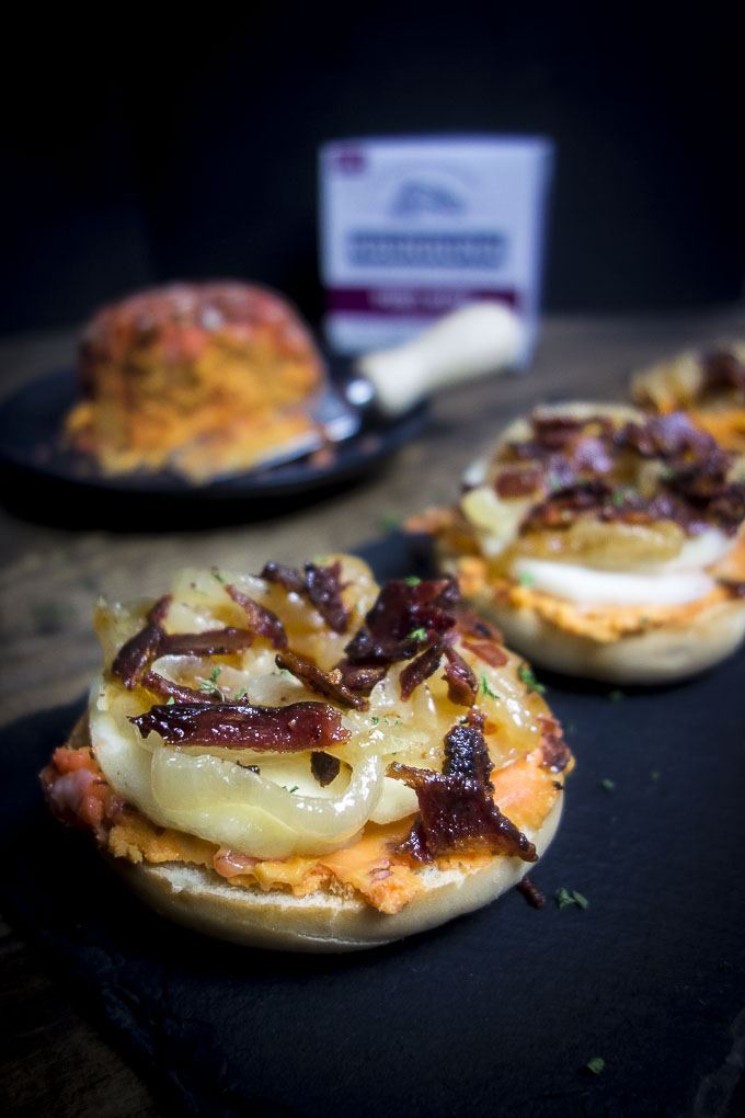 mini bagel bites with cheese, bacon and caramelized onion