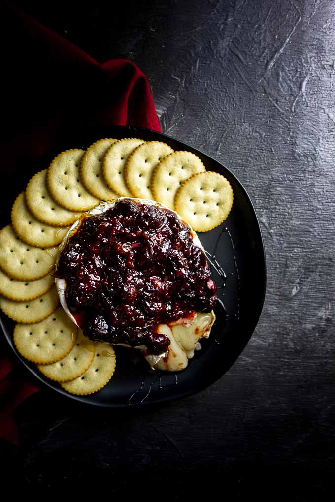 brie circle topped with cranberry sauce with rackers