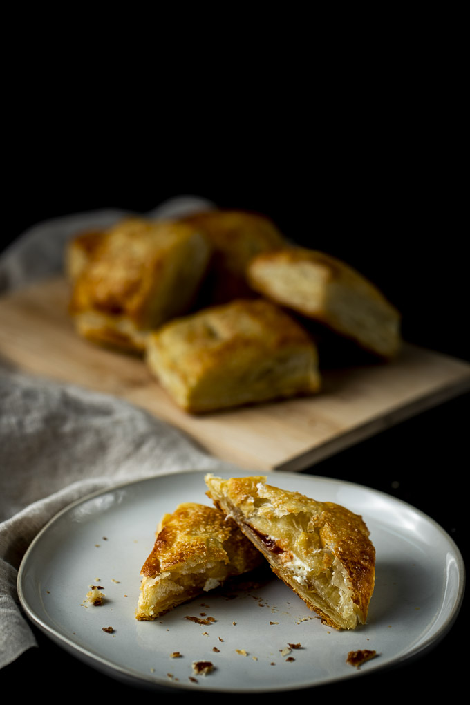 pastilitos de guyaba on a plate with more in the background