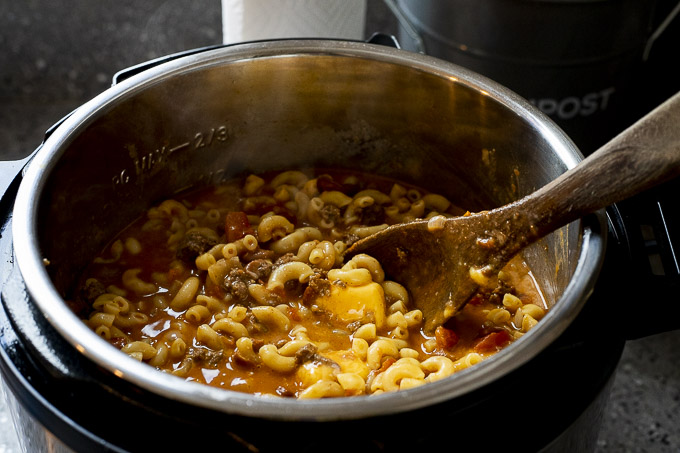 chili, macaroni and cheese in an instant pot
