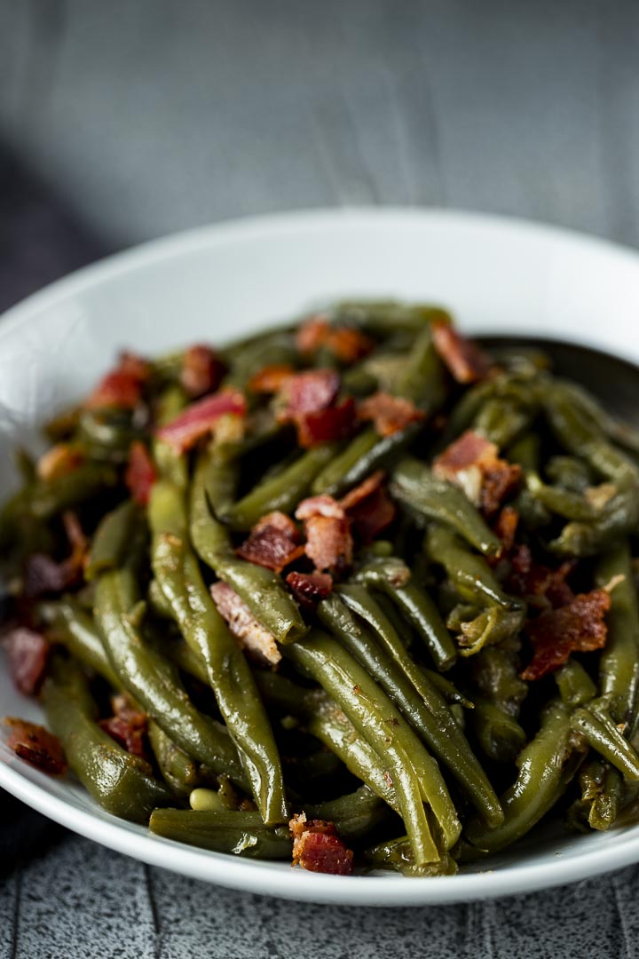 green beans with bacon in a bowl