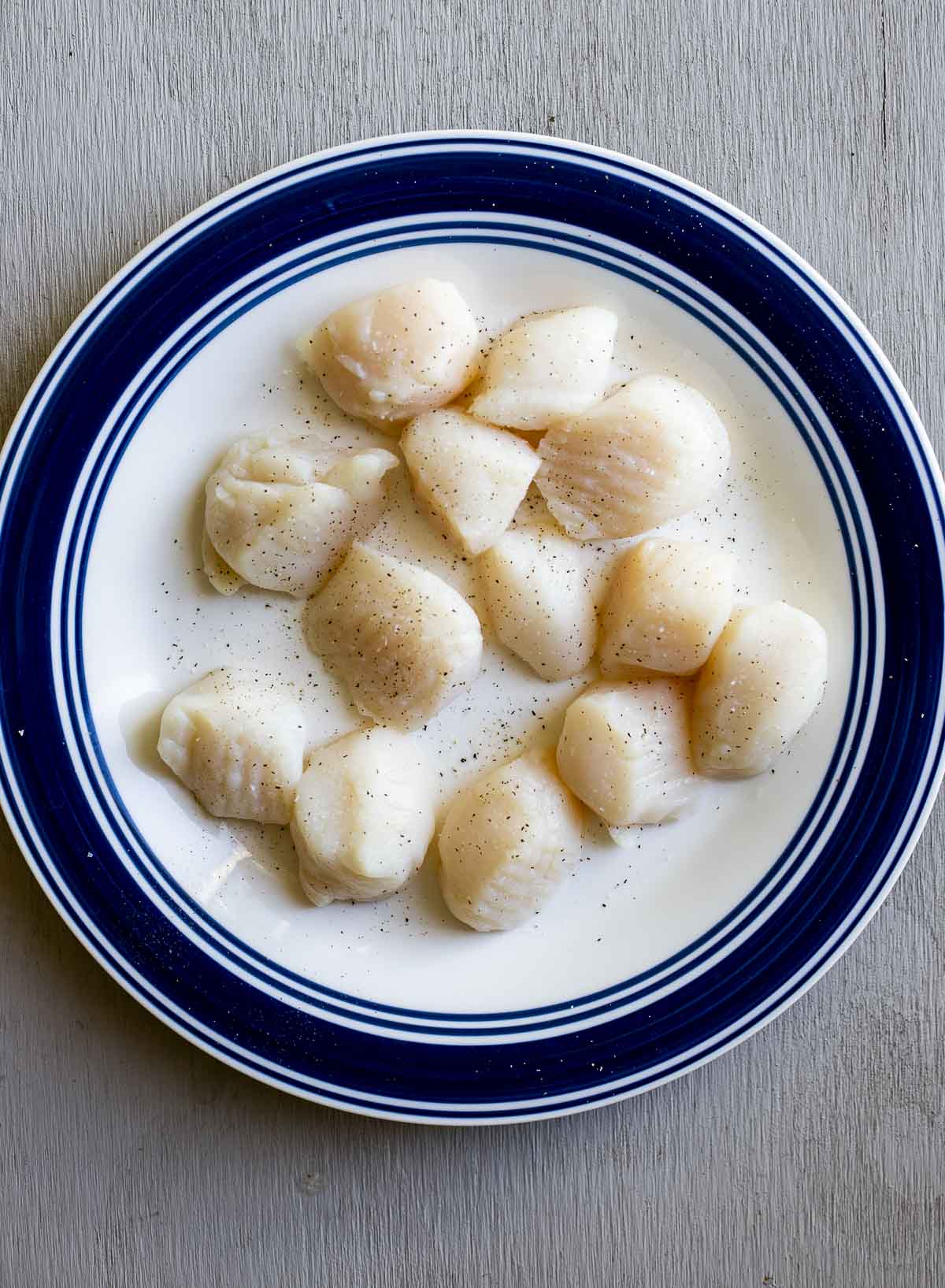 raw scallops on a plate