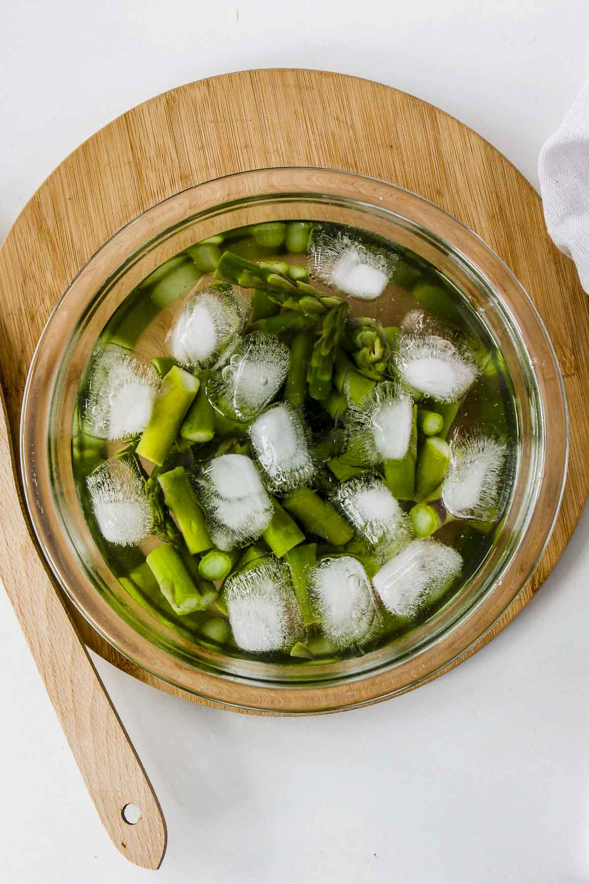 Asparagus in ice water.