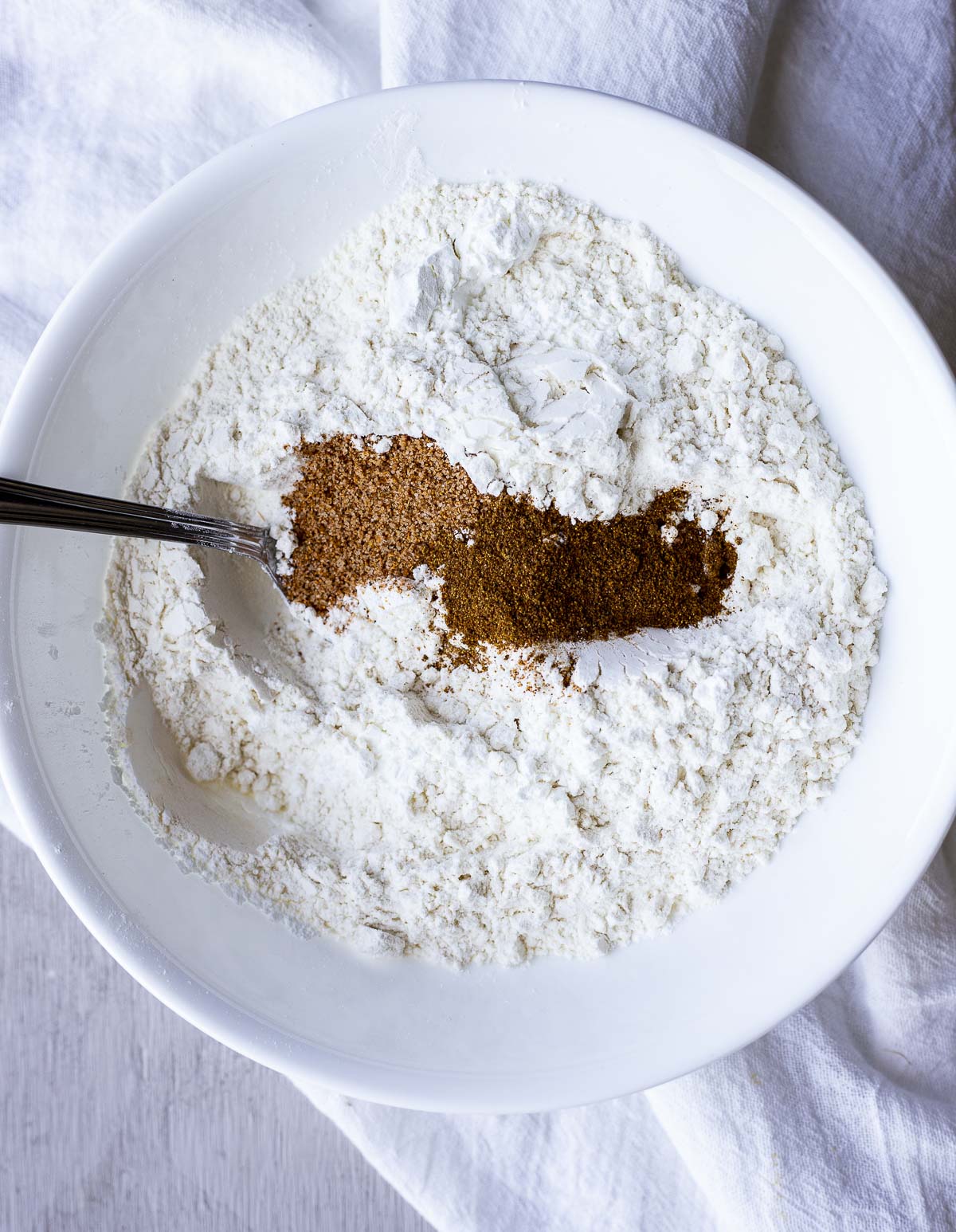Flour, cornstarch and seasonings in a bowl.