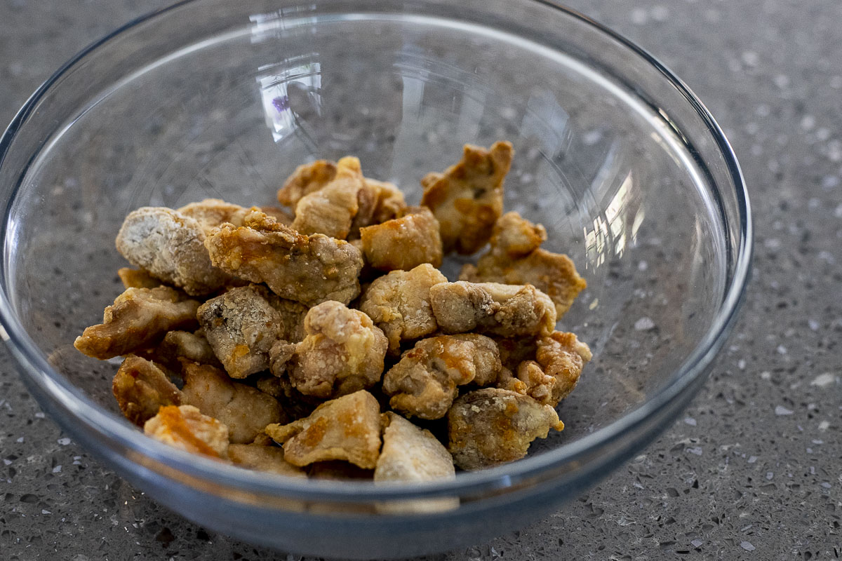 Crispy pieces of chicken in a glass bowl.