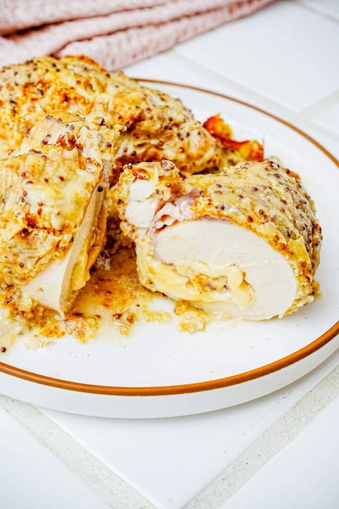sliced open chicken cordon bleu.