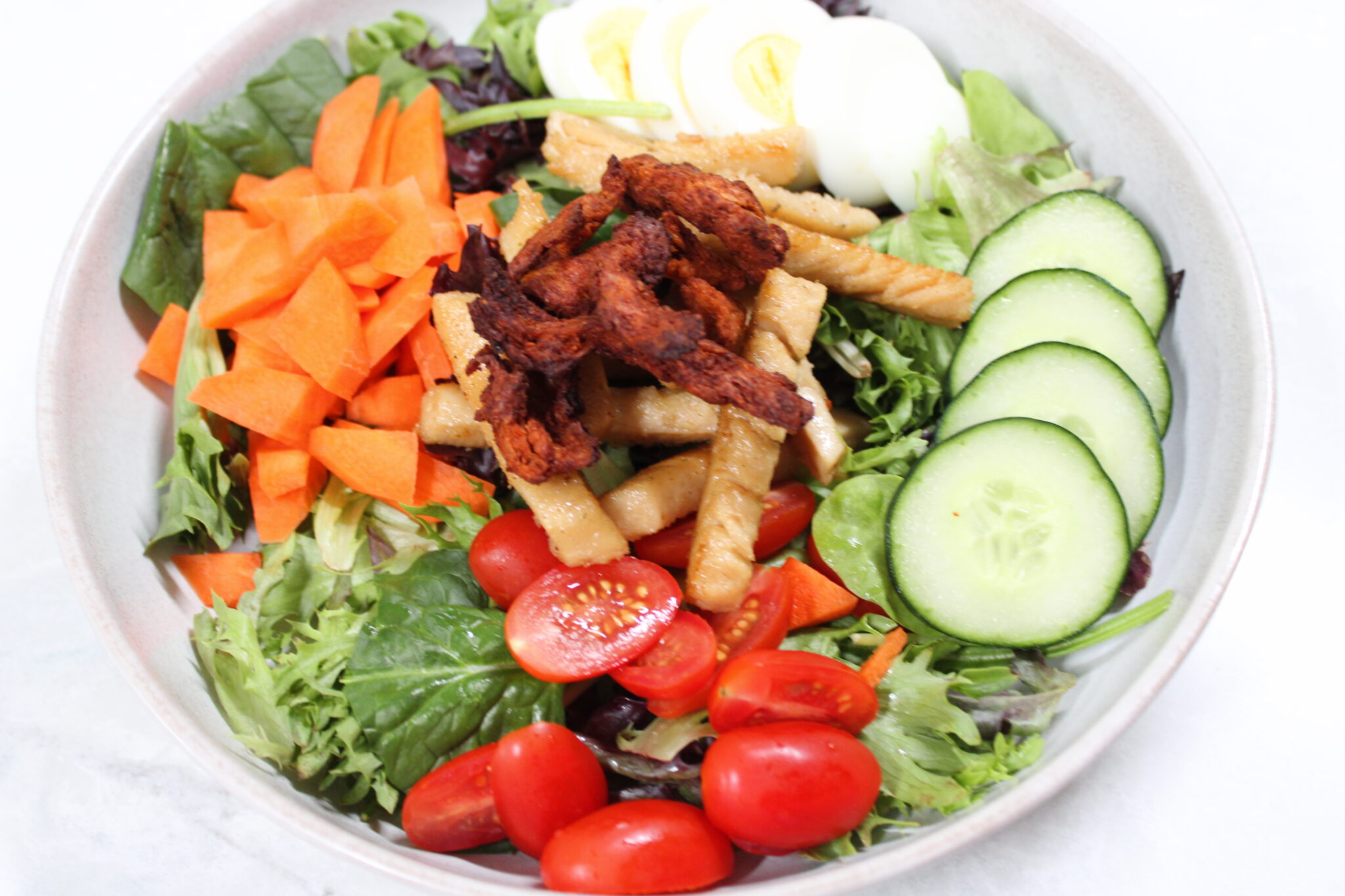 Salad with vegetarian bacon