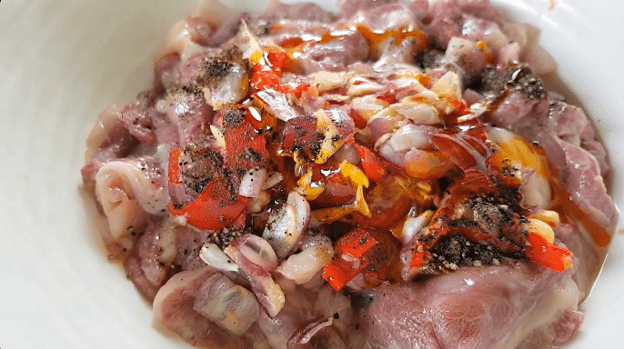Banh hoi Marinate the Pork